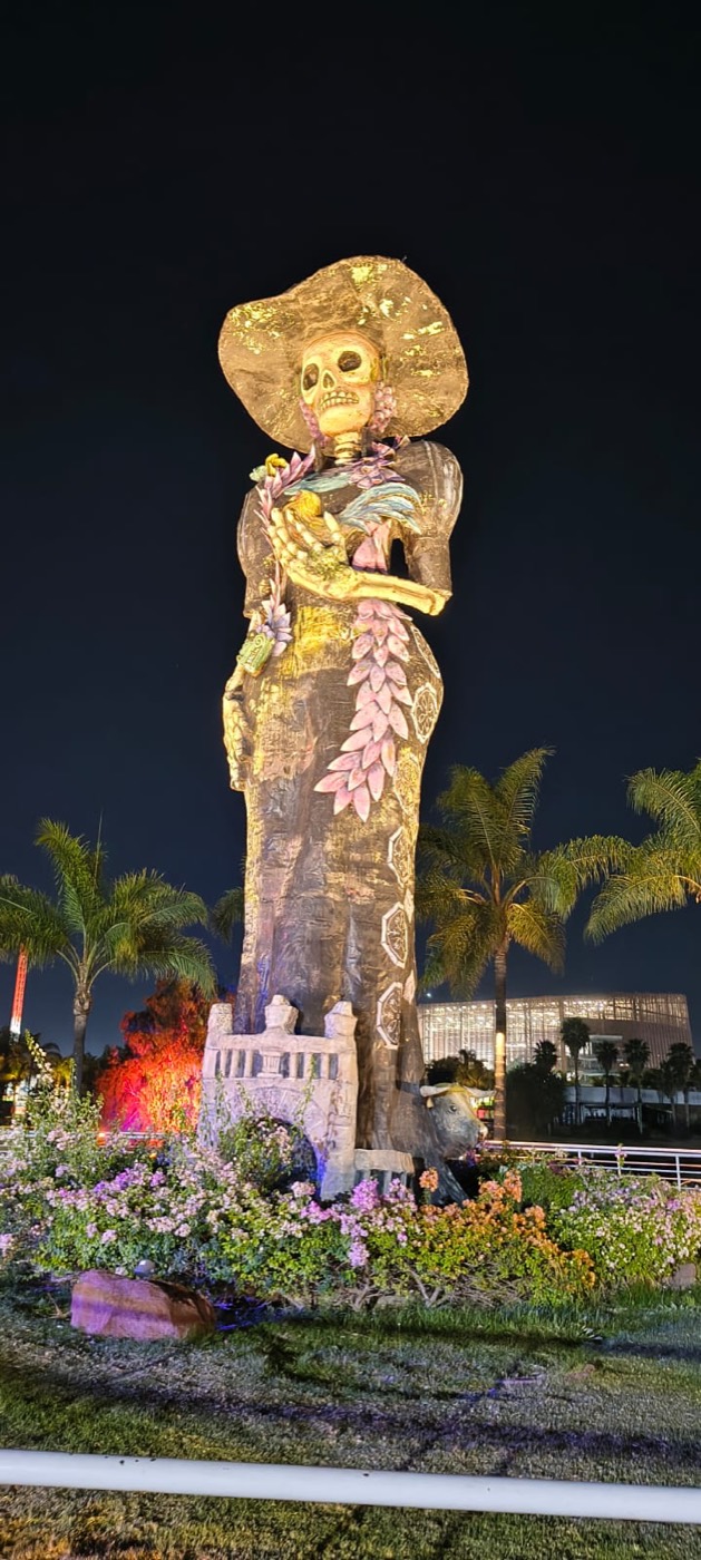 Catrina monumental iluminada con reflectores de 3000 K en blanco cálido