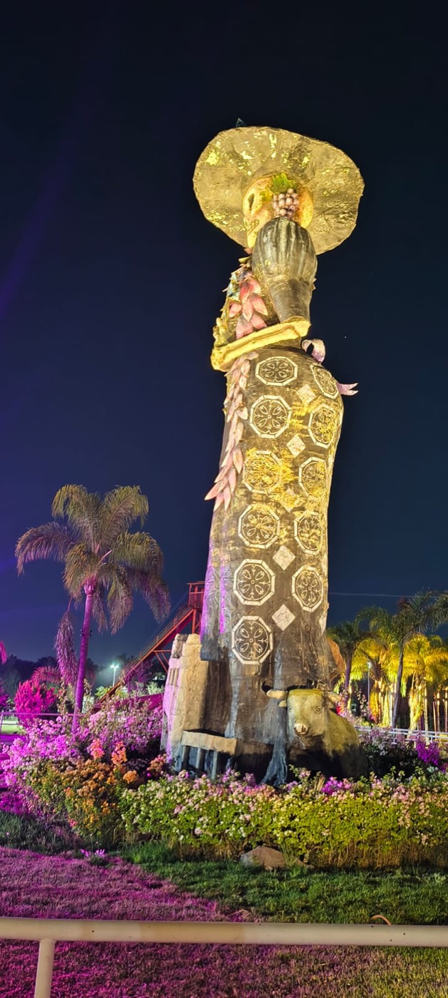Vista lateral de la Catrina monumental iluminada
