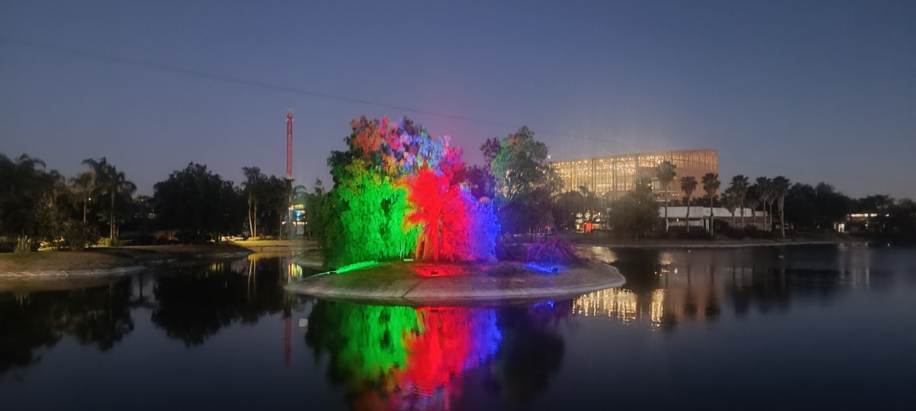 Vista del Centro de Convenciones de Aguascalientes desde la isla iluminada