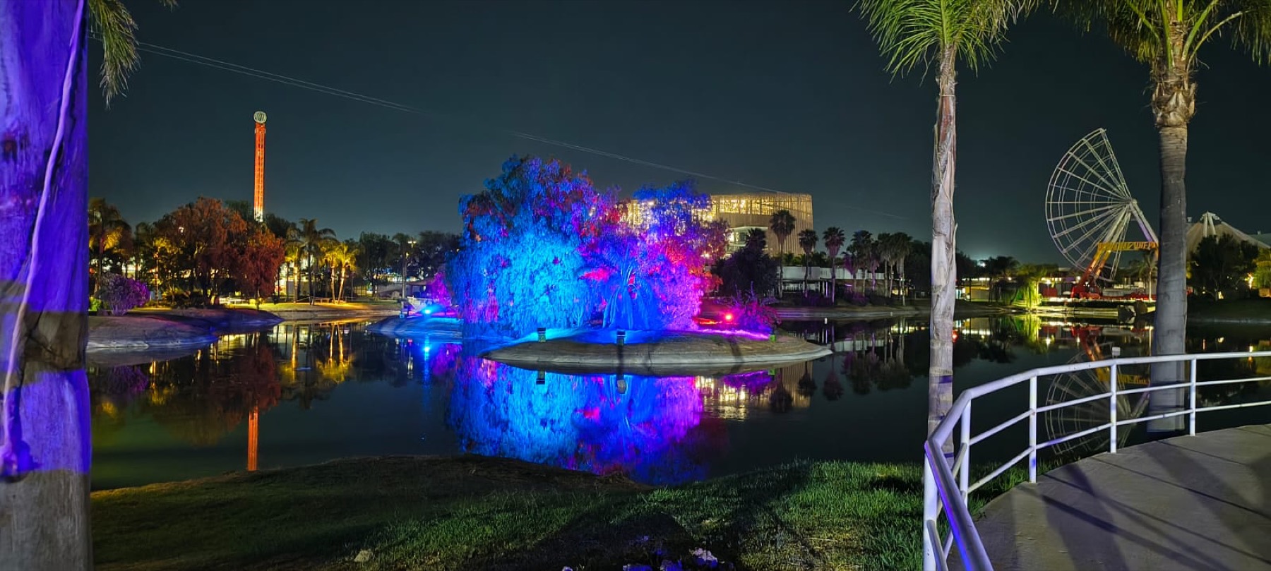 Isla San Marcos en escena azul reflejada en el espejo de agua