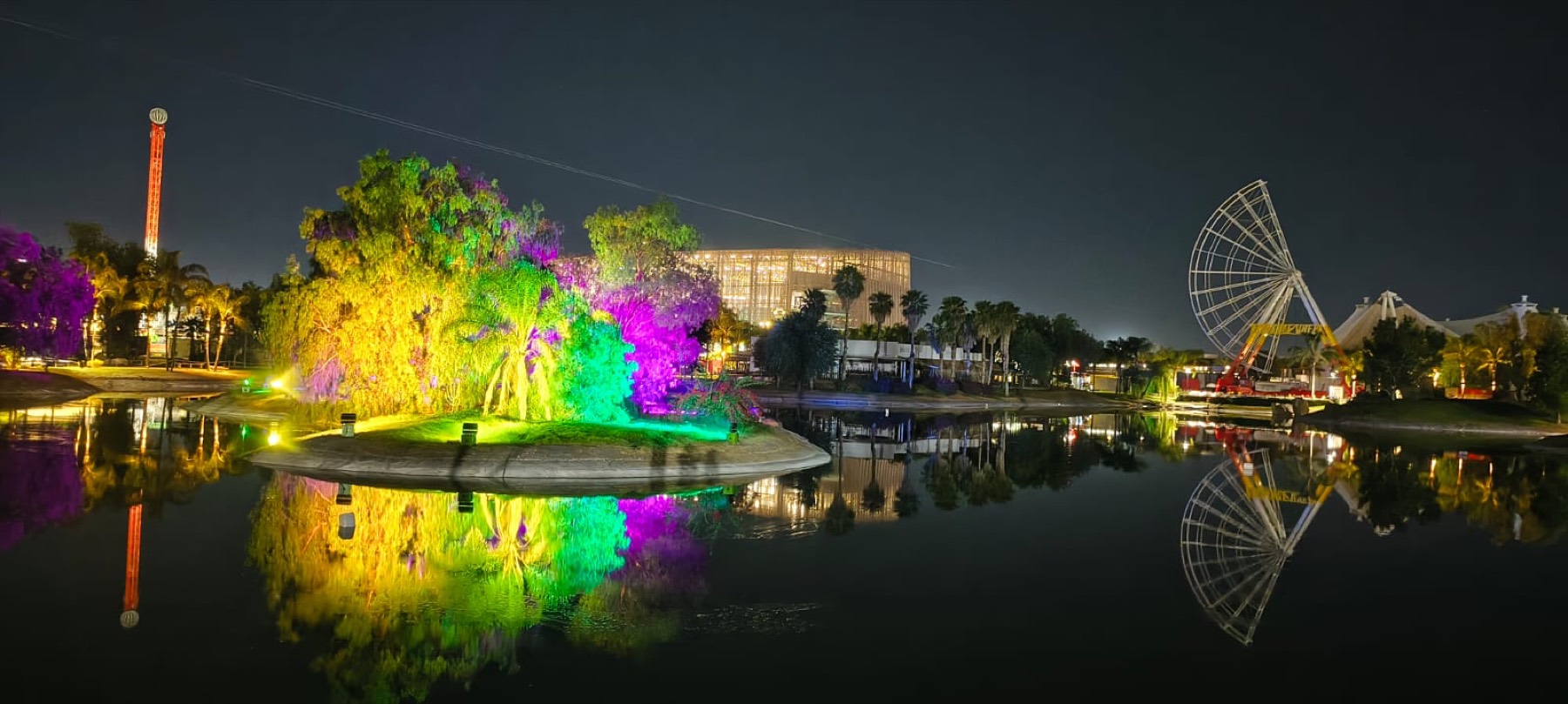 Isla San Marcos iluminada con reflectores RGBW — Centro de Convenciones de Aguascalientes