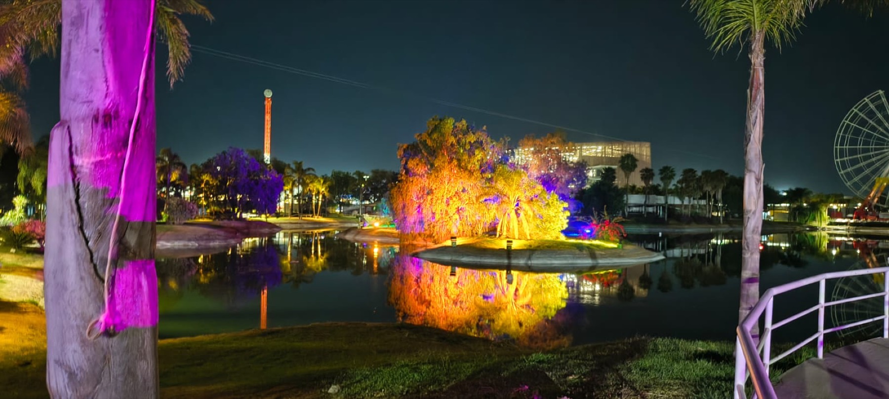 Isla San Marcos en escena rosa con reflejo sobre el lago