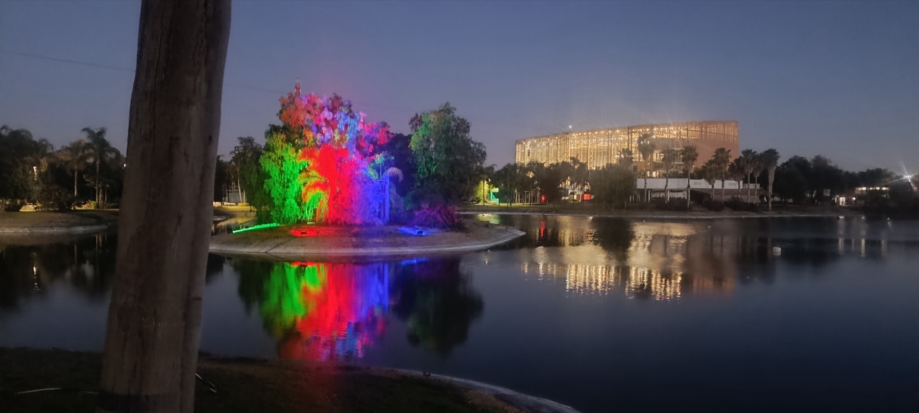 Lago del Centro de Convenciones con la isla iluminada al fondo