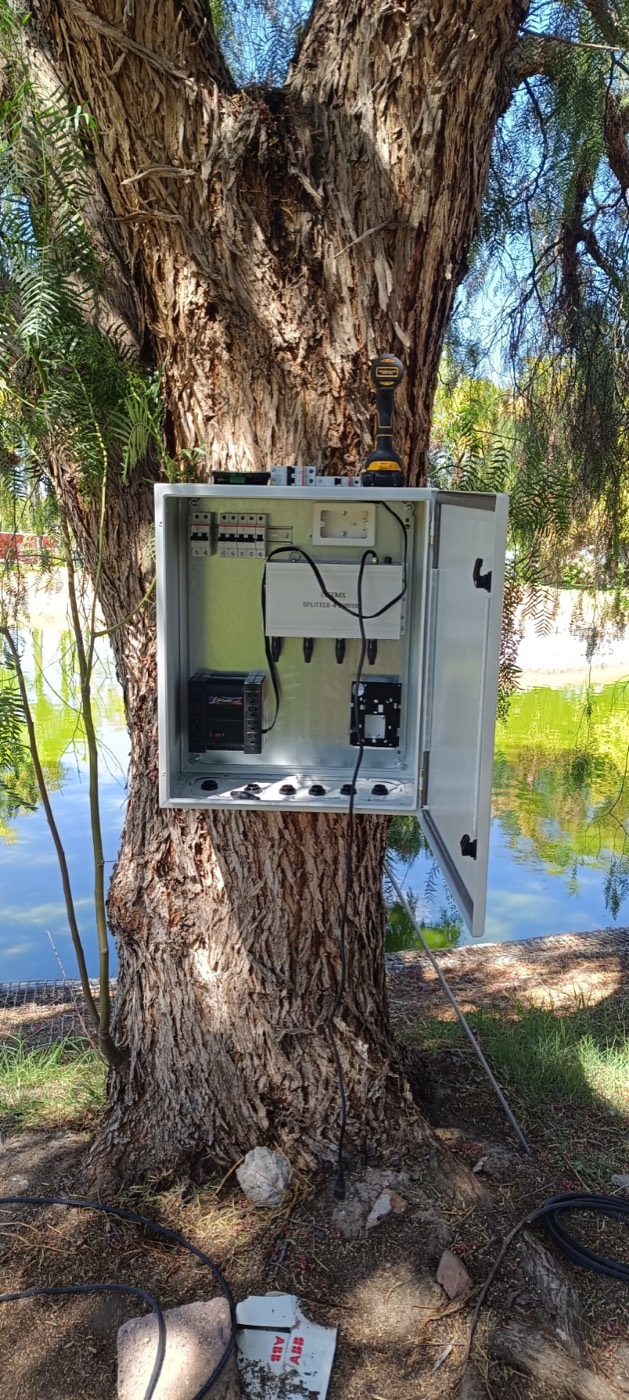 Gabinete de intemperie con splitter DMX de 4 canales, protecciones y fuente, montado en el Árbol de Pirul